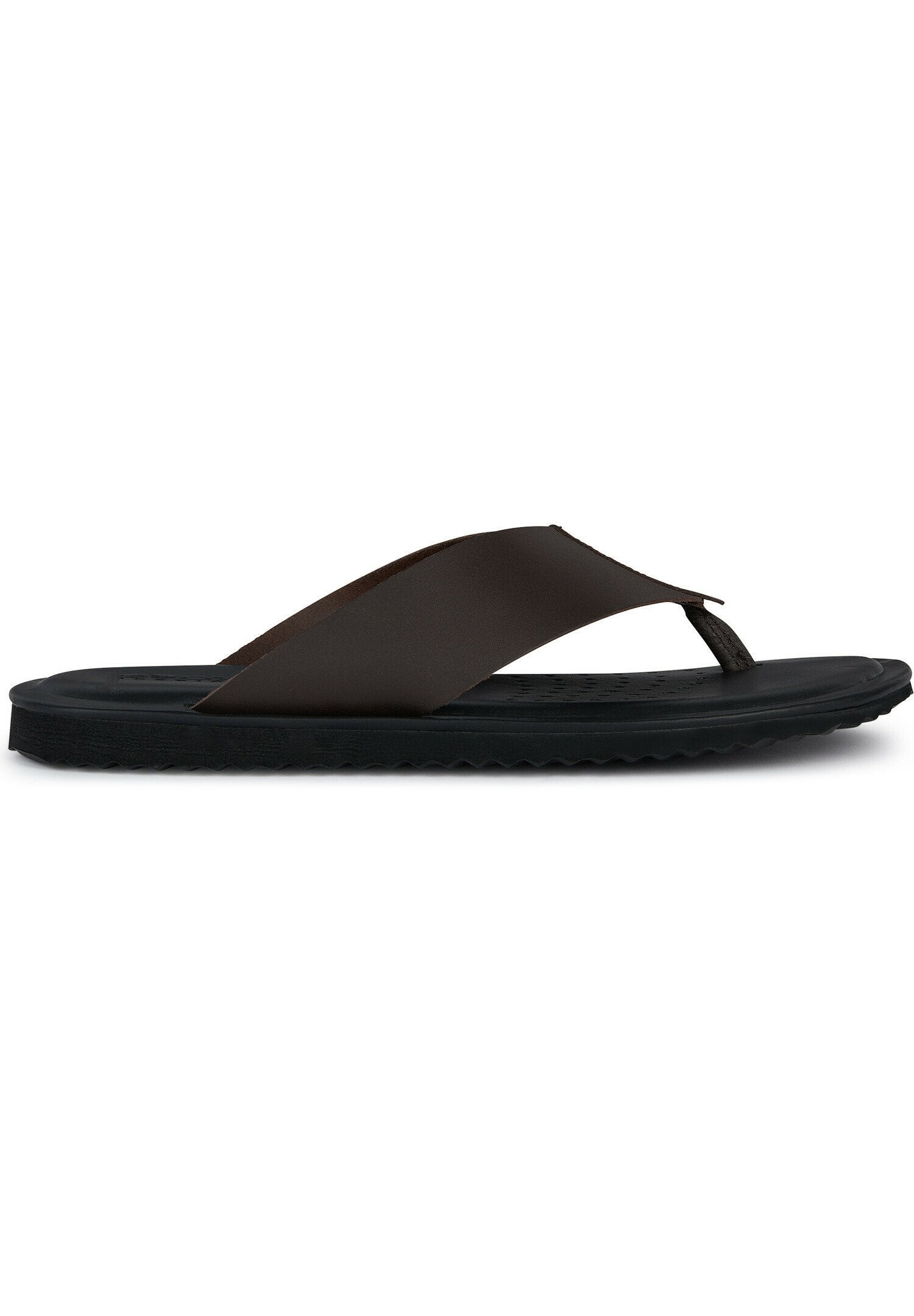 Braune Flip-Flop-Sandalen mit flexiblen Riemen und einer strukturierten schwarzen Gummisohle. Das Design zeichnet sich durch einen minimalistischen Stil und eine leichte Konstruktion aus.