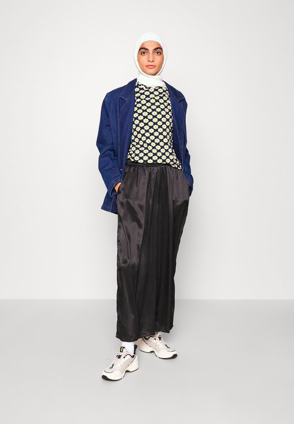 Glamorous MODEST WIDE