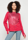 Rote Sportjacke mit Reißverschluss vorne, Netzpaneelen und langen Ärmeln. Mit Nike-Logo und tailliertem Design. Kombiniert mit blauen gemusterten Leggings.