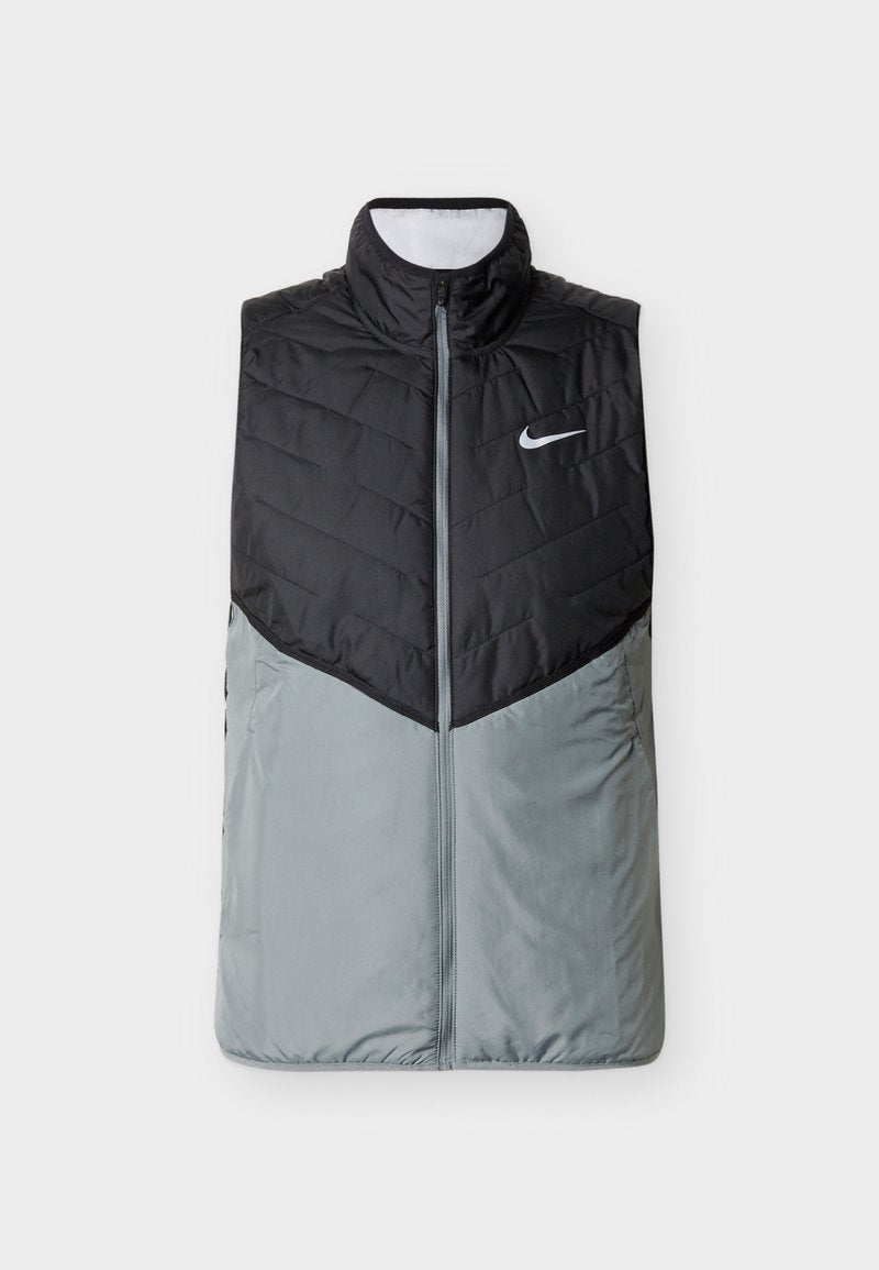 Ärmellose schwarze und graue Nike-Steppweste mit hohem Kragen und vorderem Reißverschluss, mit dem Nike-Swoosh-Logo auf der Brust.