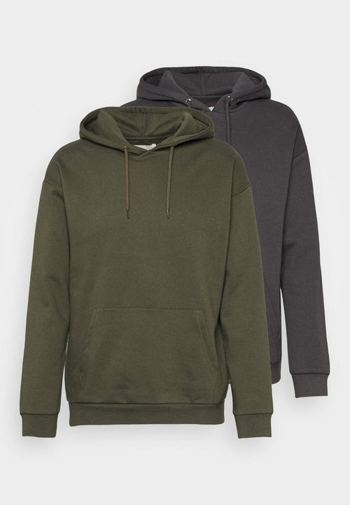 Zwei Kapuzenpullover in Olivgrün und Anthrazitgrau mit Kordelzügen, einer Vorderasche und gerippten Bündchen. Weicher Stoff mit lässiger Passform.