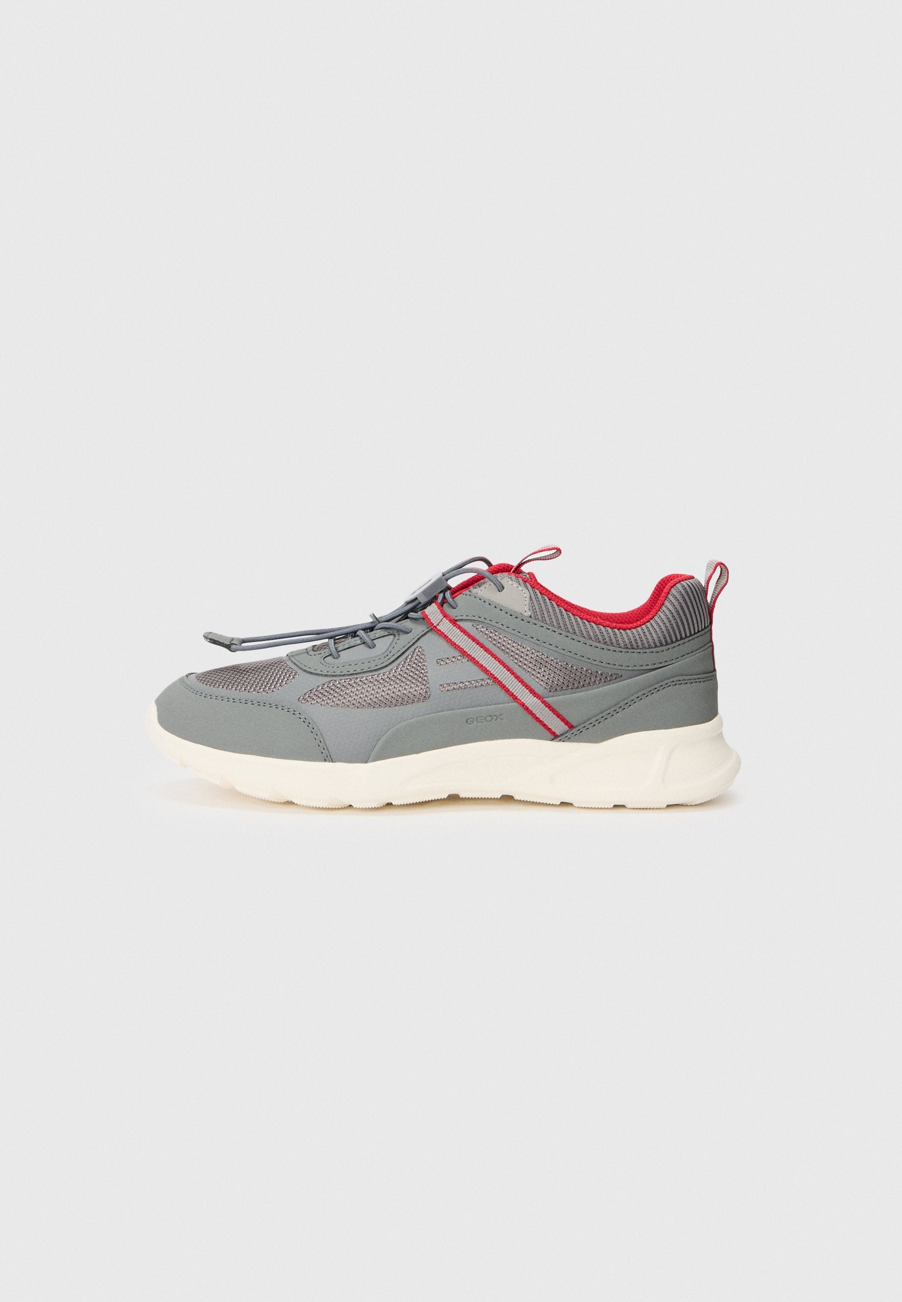 Grauer Sportschuh mit roten Akzenten, Obermaterial aus Mesh und Synthetik, gepolsterte weiße Laufsohle und elastische Schnürsenkel für einen sicheren Sitz.