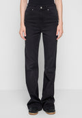 Schwarze hochgeschnittene Jeans aus Baumwollen-Jeansstoff, mit geradem Bein, Fronttaschen und silberner Hardware am Verschluss.