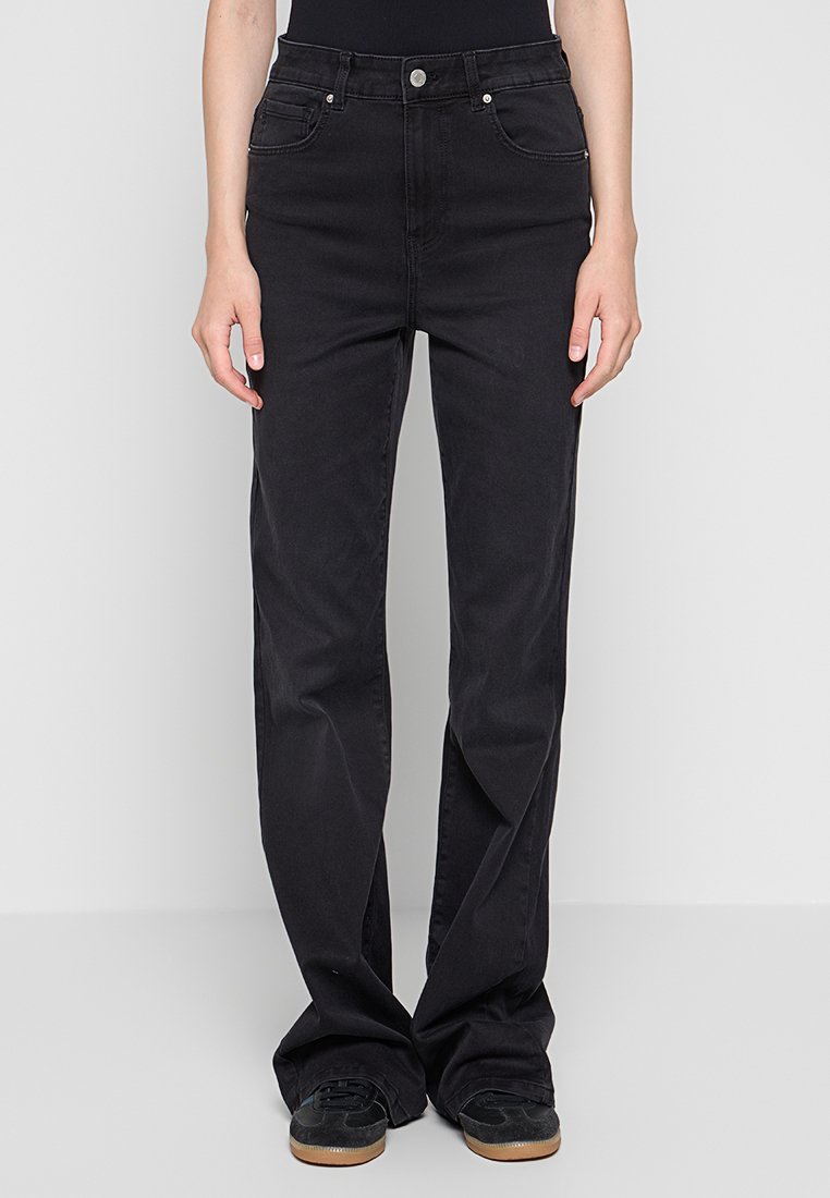 Schwarze hochgeschnittene Jeans aus Baumwollen-Jeansstoff, mit geradem Bein, Fronttaschen und silberner Hardware am Verschluss.