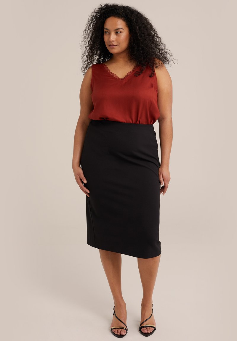 Rotes Satin-Trägershirt mit Spitzenrand, kombiniert mit einem schwarzen Bleistiftrock. Modell trägt schwarze, geschnürte High Heels. Glatte Texturen.