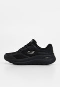 Schwarzer Skechers-Sneaker aus Mesh-Gewebe, mit gepolstertem Kragen, Schnürsenkeln vorne, dicker Sohle und "S"-Logo an der Seite.