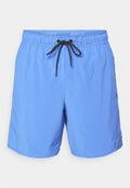 Blaue Shorts aus leichtem Stoff, mit einem elastischen Bund und einem schwarzen Kordelzug sowie seitlichen Taschen. Kleines Logo-Detail.