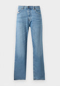 Hellblaue Denim-Jeans mit geradem Bein-Design, featuring eine normale Taille, fünf Taschen und subtilem Verblassen des Stoffes.
