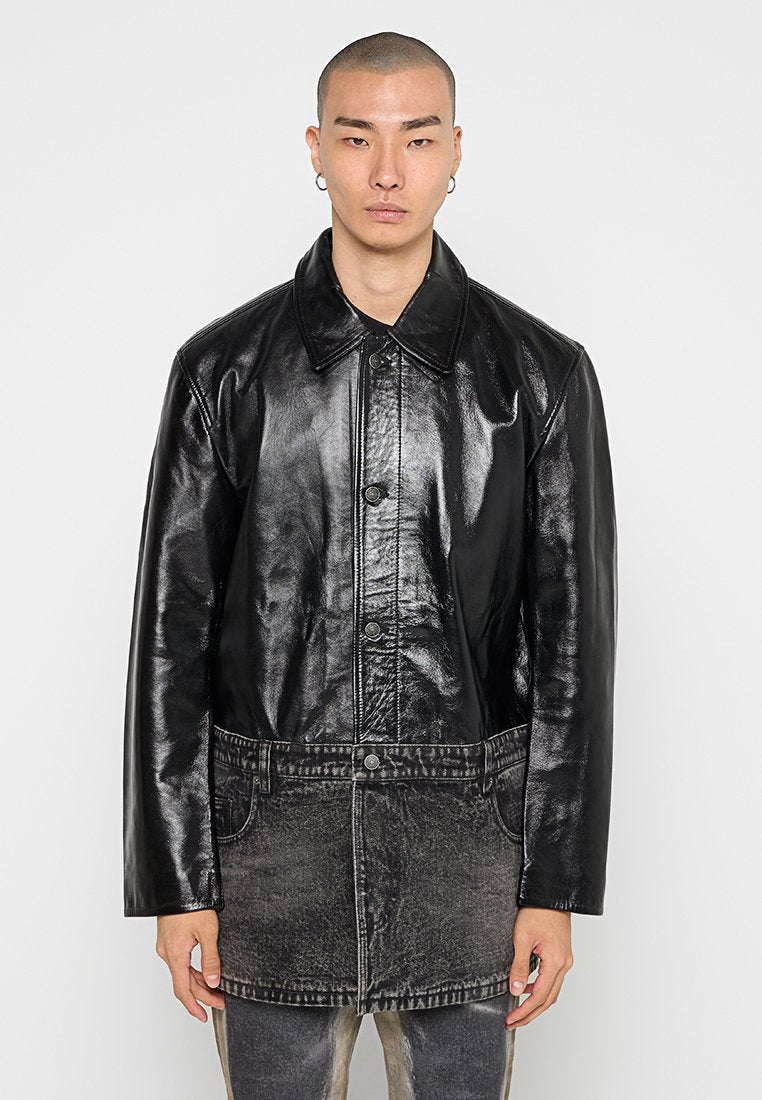 Schwarzer Ledermantel mit glänzender Oberfläche, ausgestattet mit einem spitzen Kragen, Knopfverschluss und kombiniert mit einem verblassten Jeansrock.
