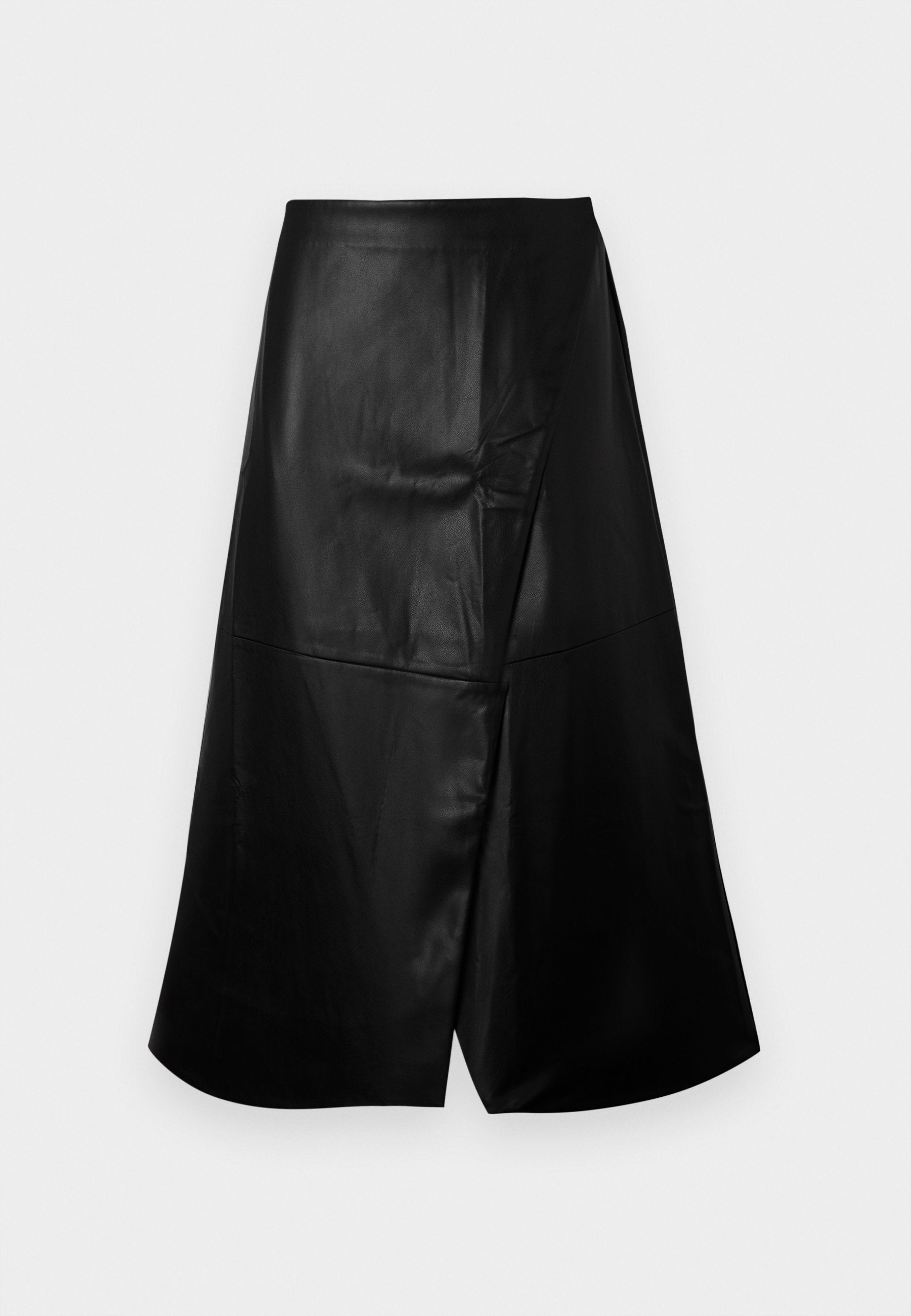 Schwarzer Midi-Rock aus Kunstleder mit A-Linien-Silhouette und asymmetrischem, mehrlagigem Detail vorne vor weißem Hintergrund.