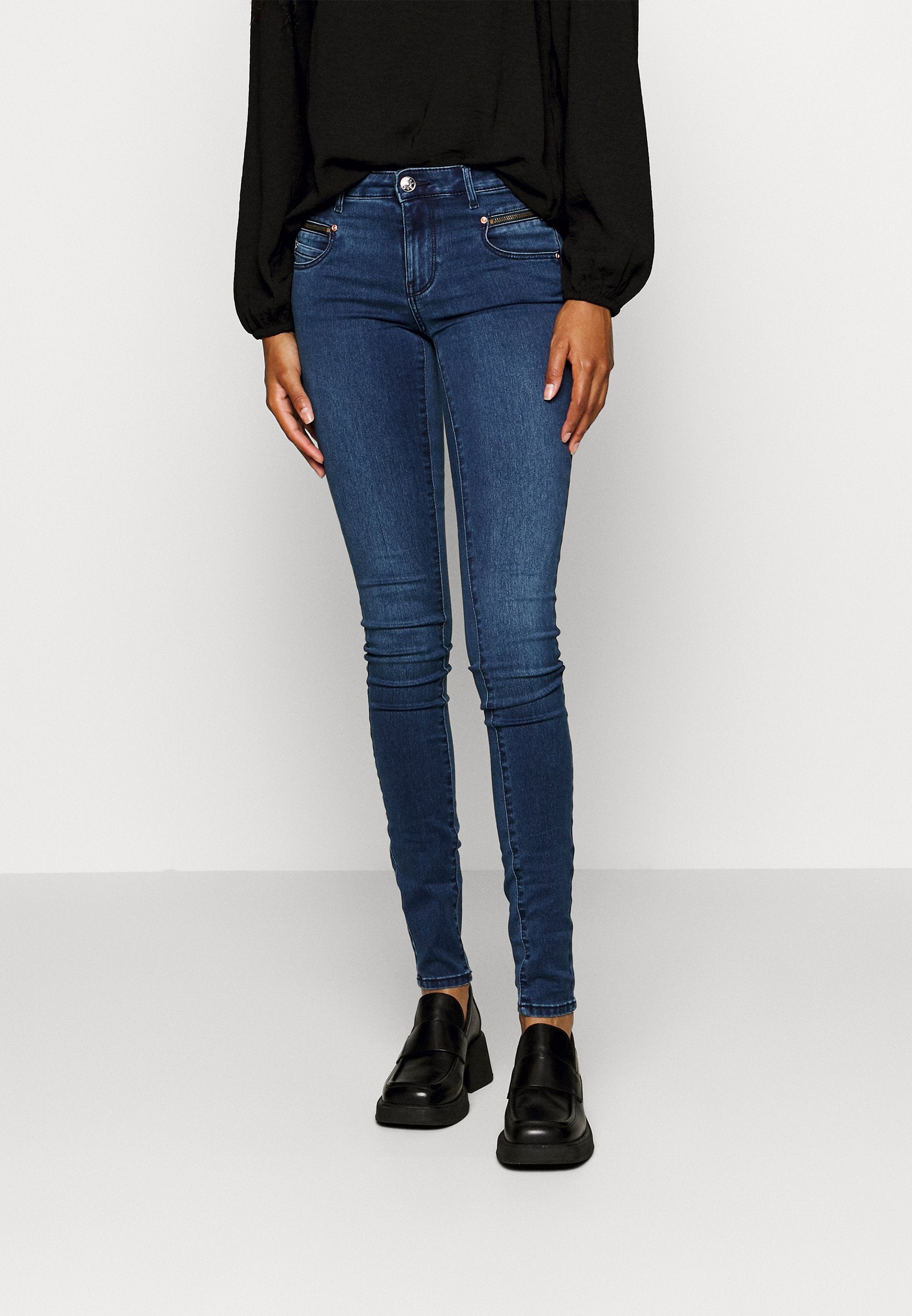 ONLY Tall Jeans Skinny Fit Media 3