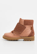 Braune Leder- und Wildleder-Stiefelette mit einem Klettverschluss, strukturierten Einsätzen, einer abgerundeten Spitze und einer Gummisohle.