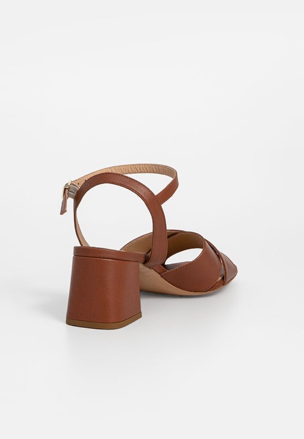 AIGNER COURTNEY