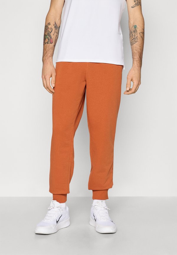 Nike Performance NIKECOURT HERITAGE PANT JOGGER - Tracksuit bottoms - dark russet