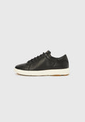 Schwarzer Ledersneaker mit strukturiertem Obermaterial, weißer Gummisohle, rundem Zehenbereich und flachen schwarzen Schnürsenkeln. Minimalistisches Design ohne sichtbare Markenzeichen.
