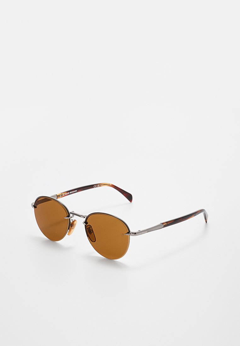 Runde Sonnenbrille mit Metallrahmen, braunen getönten Gläsern und Bügeln mit Schildpattmuster auf weißem Hintergrund.