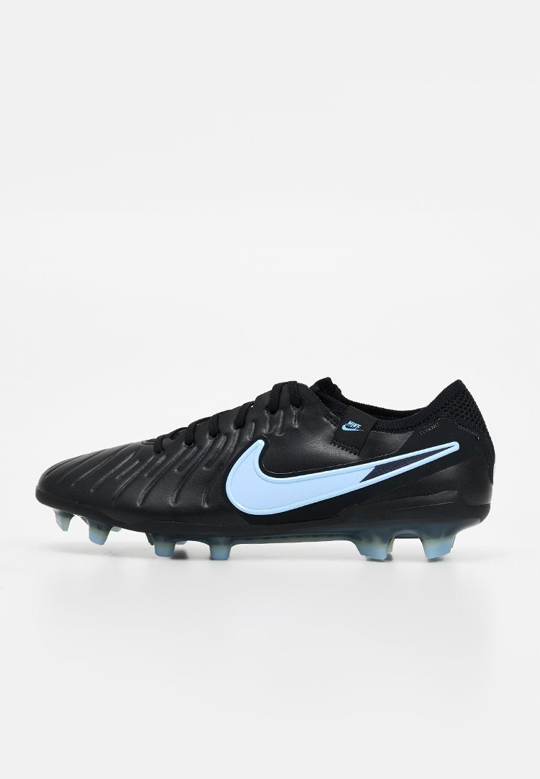 Schwarzer Fußballschuh mit hellblauem Nike-Swoosh, geformten Stollen, strukturiertem Obermaterial und niedrigem Knöchelkragen auf weißem Hintergrund.