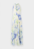 Faltenrockkleid mit Halterneck, das ein florales Muster in Blau- und Grüntönen auf leichtem, hellgelbem Stoff zeigt.