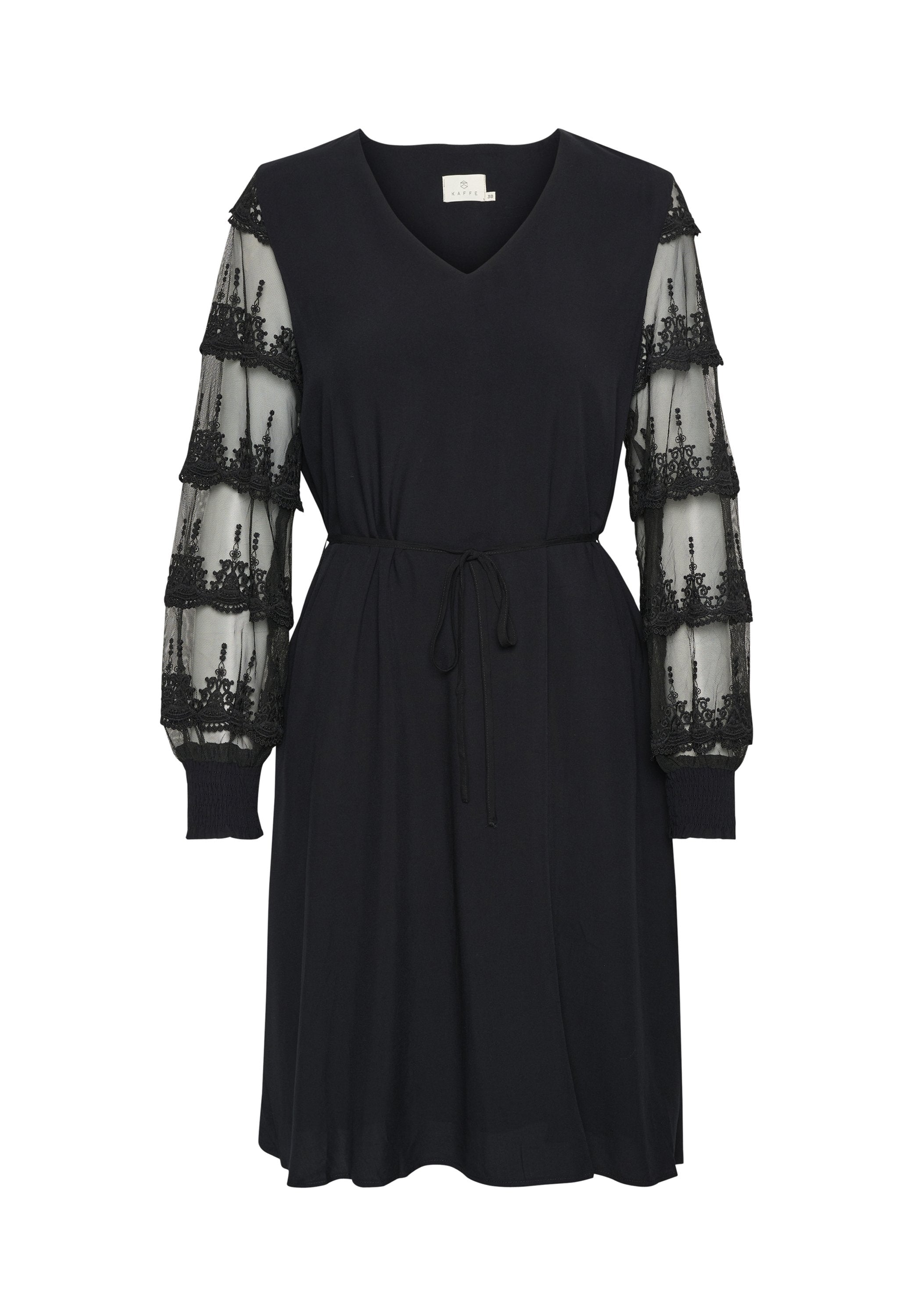 Schwarzes Kleid mit V-Ausschnitt und langen Ärmeln aus transparentem Stoff, versehen mit gestuften Rüschendetails und Spitzenapplikationen, mit einer gebundenen Taille für eine bessere Passform.
