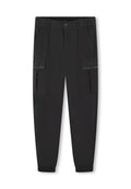 Schwarze Cargo-Hosen mit einem elastischen Bund, zwei Seitentaschen und zwei aufgesetzten Taschen. Mit dezentem Branding entlang der Taschen.