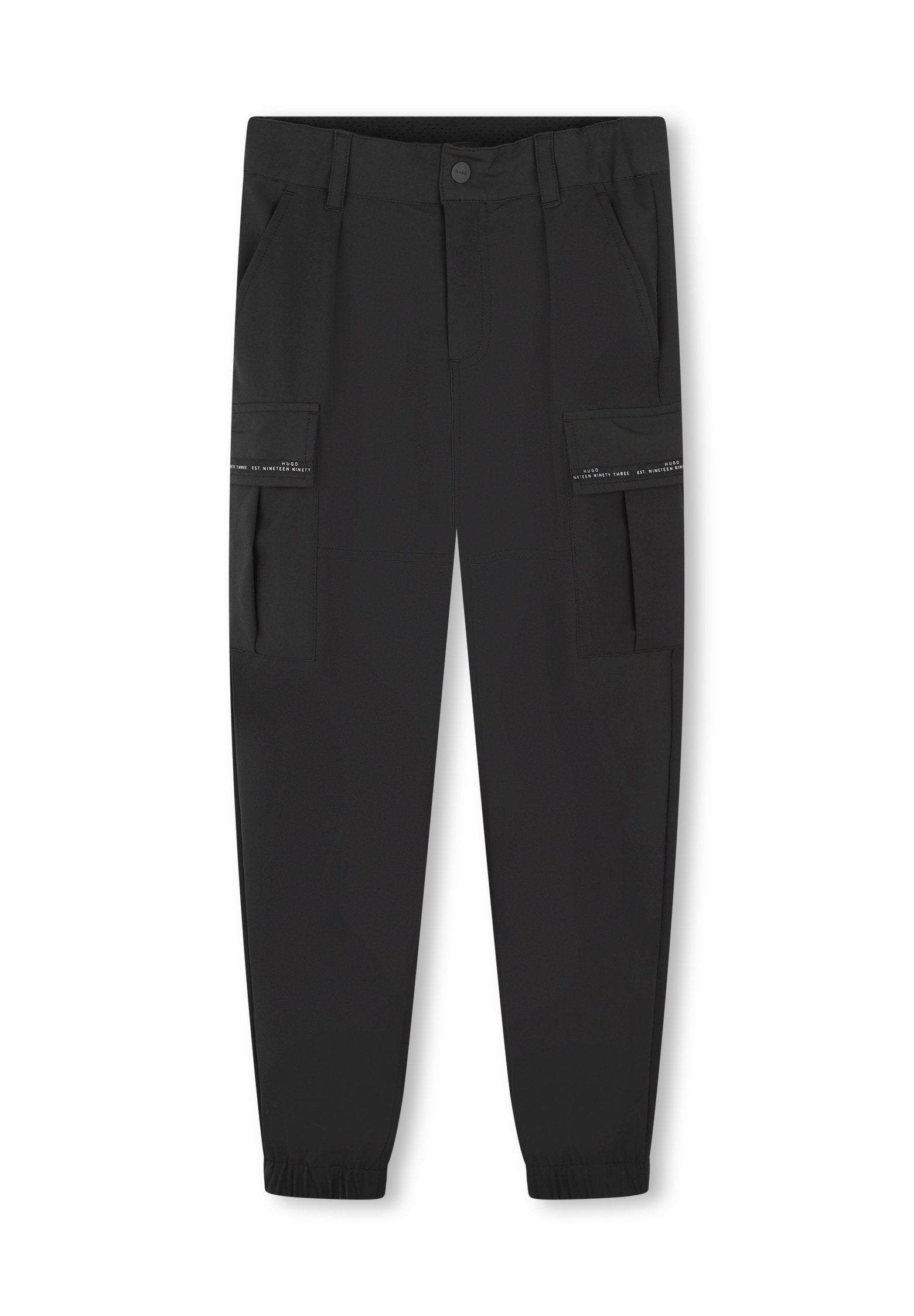 Schwarze Cargo-Hosen mit einem elastischen Bund, zwei Seitentaschen und zwei aufgesetzten Taschen. Mit dezentem Branding entlang der Taschen.