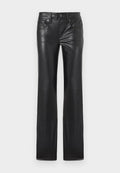 Schwarze Lederhose mit geradem Bein, ausgestattet mit Reißverschluss, Knopfverschluss und Fünf-Taschen-Stil. Glatte Textur, minimale Details.