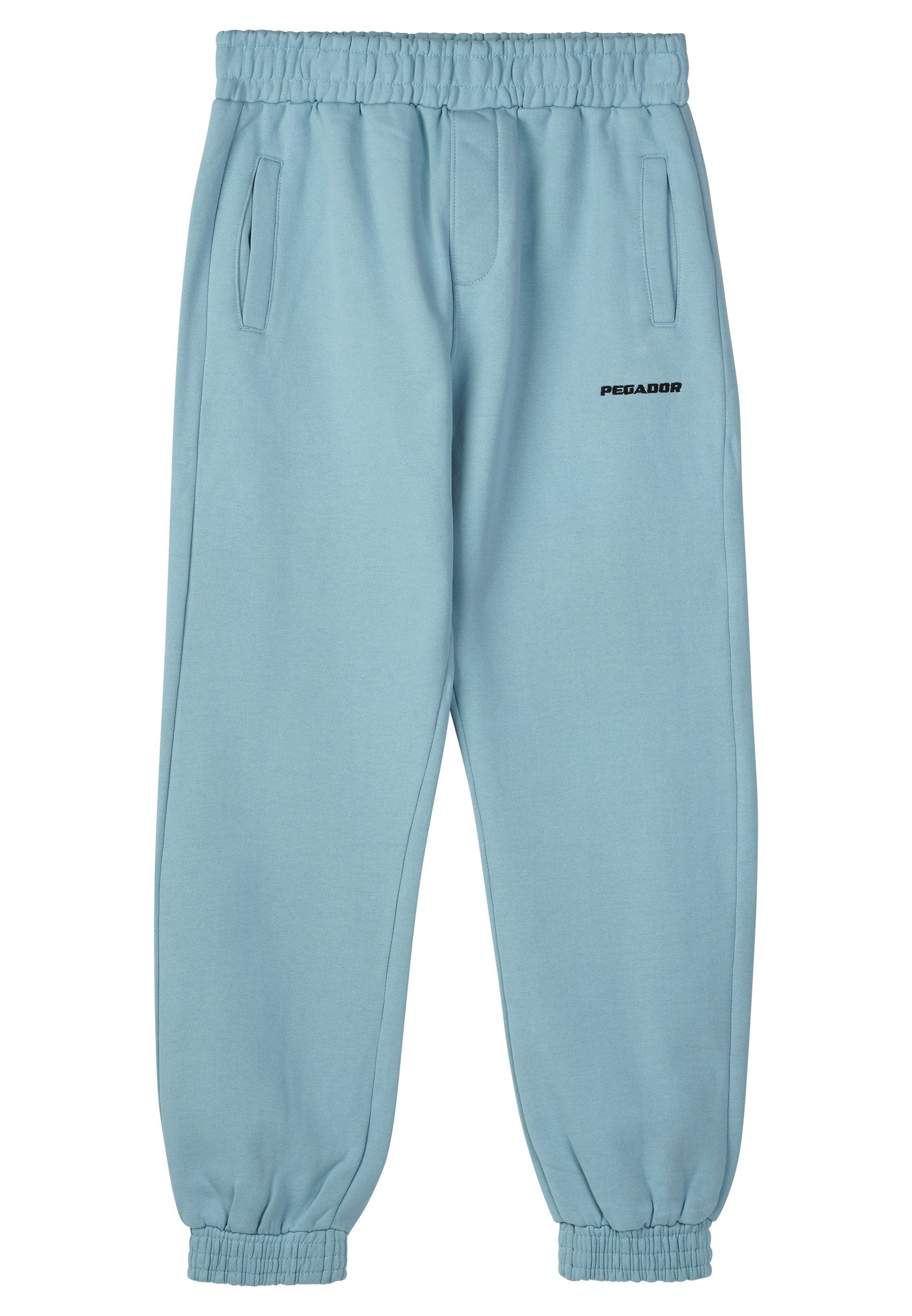 Hellblaue Sweatpants mit elastischem Bund, seitlichen Taschen und gerippten Knöchelabschlüssen. Mit schwarzem "PEGADOR"-Logo auf der Vorderseite.