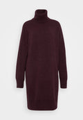 Bordeaux-farbener, übergroßer Rollkragenpullover, gerippte Bündchen und Saum, weiche Textur, mittellang, keine sichtbaren Muster oder Hardwaredetails.
