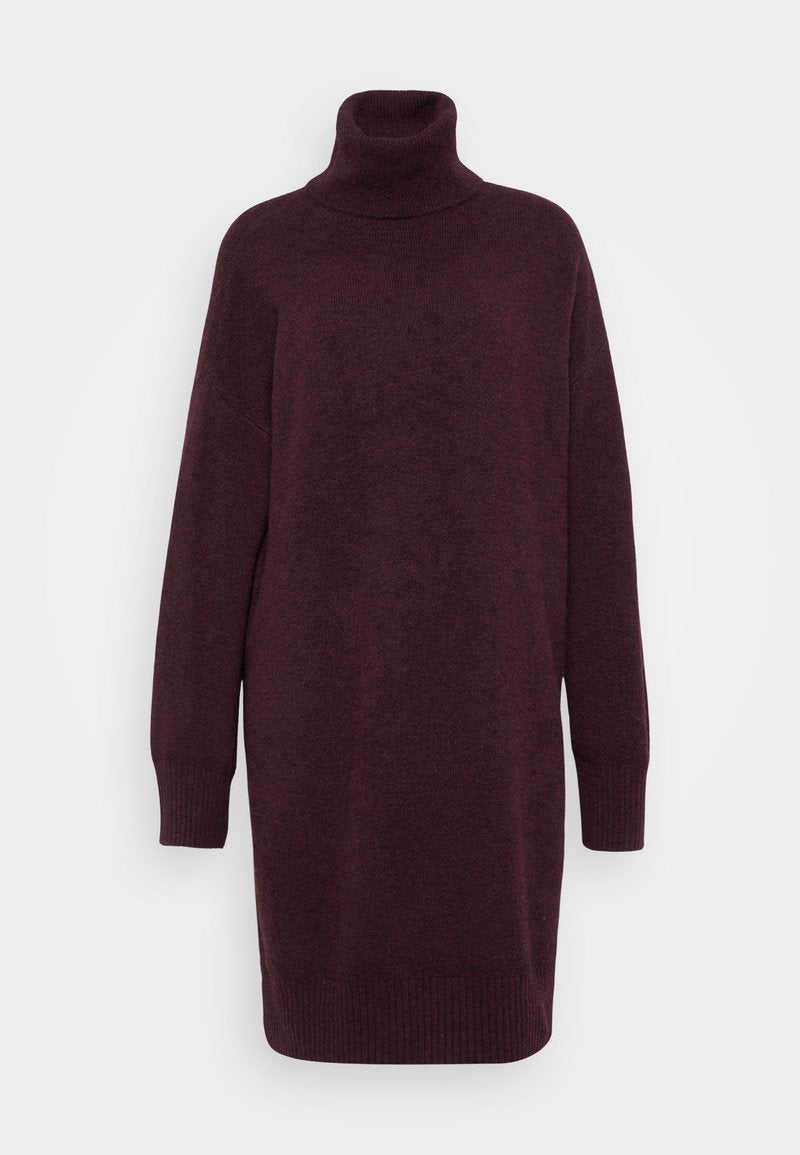 Bordeaux-farbener, übergroßer Rollkragenpullover, gerippte Bündchen und Saum, weiche Textur, mittellang, keine sichtbaren Muster oder Hardwaredetails.