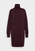 Bordeaux-farbener, übergroßer Rollkragenpullover, gerippte Bündchen und Saum, weiche Textur, mittellang, keine sichtbaren Muster oder Hardwaredetails.