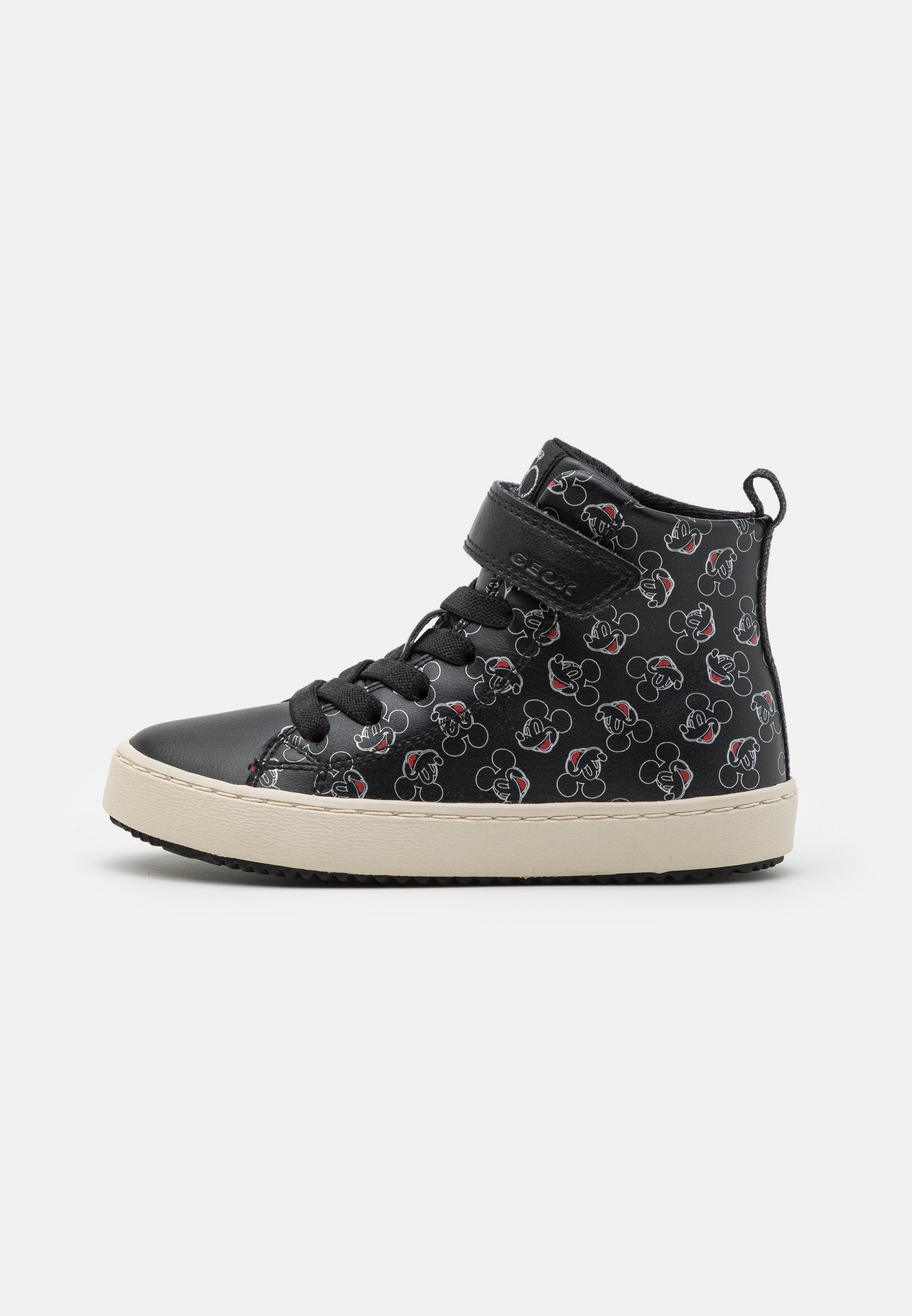Schwarze High-Top-Sneaker aus synthetischem Leder mit einem Micky-Maus-Muster, schwarzen Schnürsenkeln, cremefarbener Sohle und einem Klettverschlussriemen.