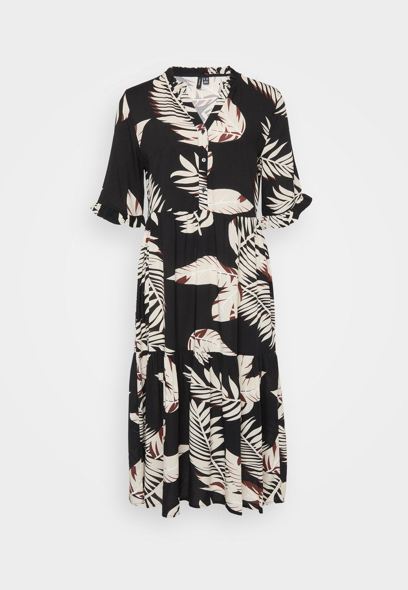Schwarzes Kleid mit kurzen Ärmeln, durchgehend geknöpft und mit gestuften Rock. Es hat ein weißes und laternenrotes Blattformmuster auf einem weichen Stoff.