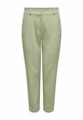 Hellgrüne, schmal zulaufende Hosen aus glattem Stoff. Verfügt über einen elastischen Bund und zwei seitliche Taschen, mit einem klaren, minimalistischen Design.