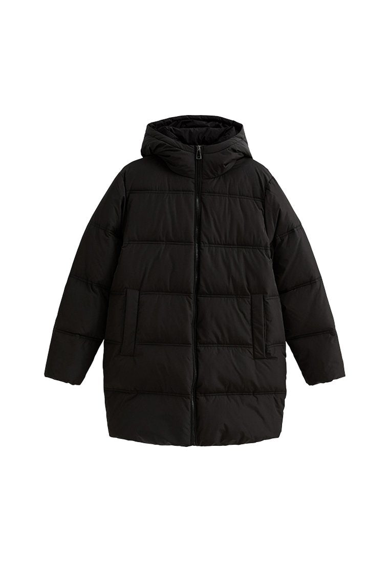 Schwarze Daunenjacke mit Kapuze, ausgestattet mit einem Reißverschluss, zwei Fronttaschen und einem gesteppten Design mit horizontalen Nähten.