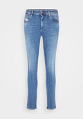 Engpassjeans aus hellblauem Denim. Mit fünf Taschen, einem Reißverschluss und einem Knopfverschluss. Auffällige ausgebleichte Bereiche an den Oberschenkeln und Knien.