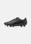 Schwarzer Fußballschuh mit strukturierter Oberfläche und synthetischem Obermaterial. Verfügt über ein markantes schwarzes Nike-Swoosh, vorn Schnürung und geformte Nocken.