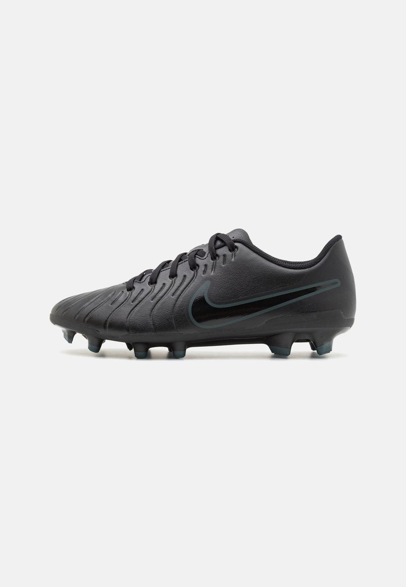 Schwarzer Fußballschuh mit strukturierter Oberfläche und synthetischem Obermaterial. Verfügt über ein markantes schwarzes Nike-Swoosh, vorn Schnürung und geformte Nocken.