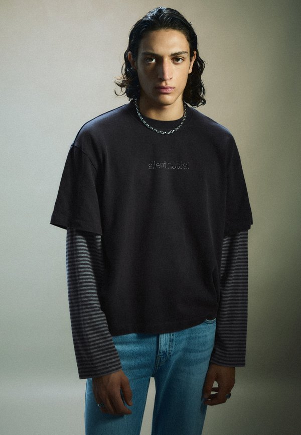 Bershka STUDDED DOUBLE SLEEVE - T-SHIRT - Long sleeved top - grey