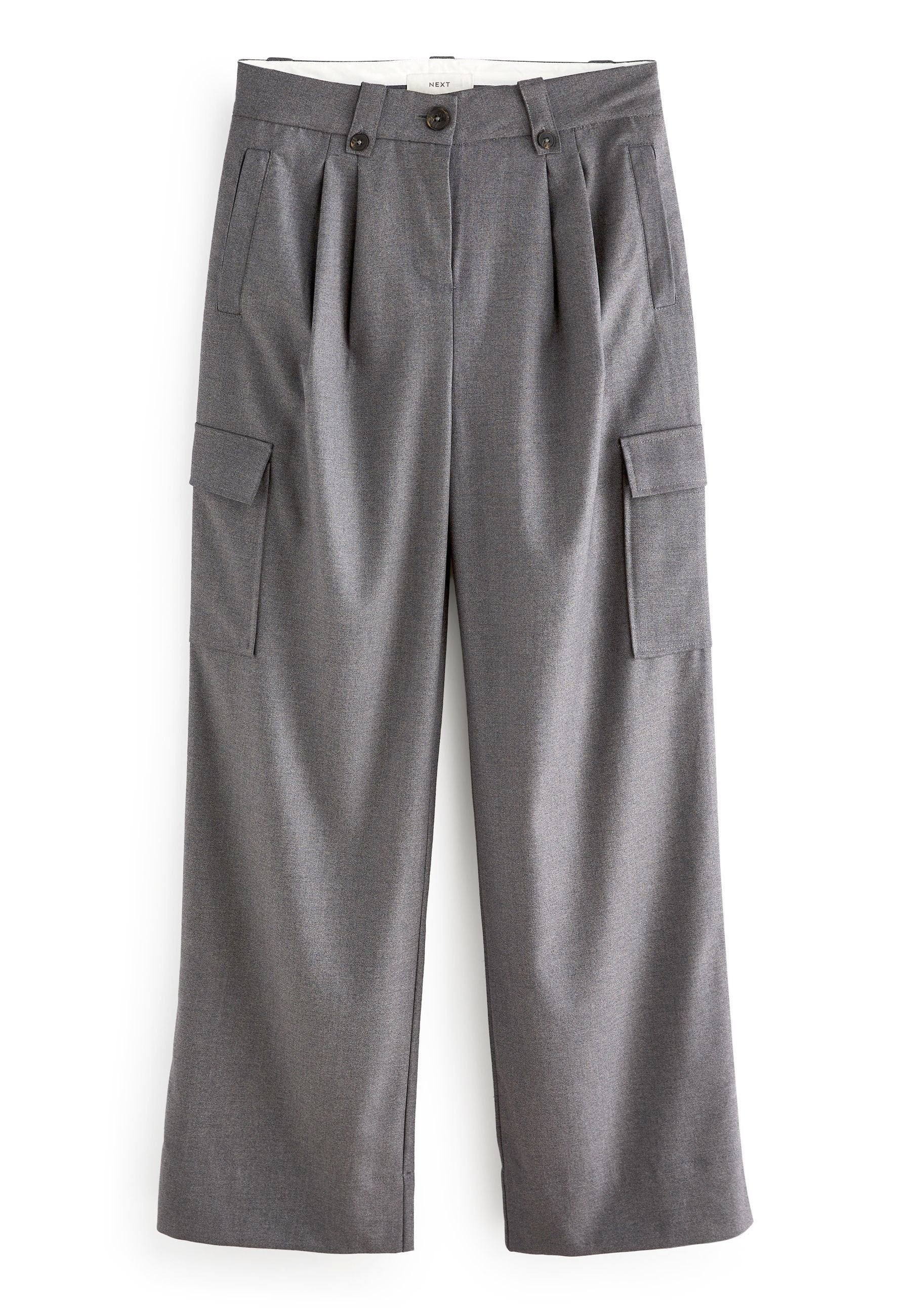 Graue weite Hosen mit Falten an der Taille und zwei seitlichen Cargo-Taschen. Hergestellt aus einem glatten Stoff mit einer dezenten Textur.
