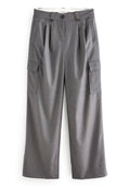 Graue weite Hosen mit Falten an der Taille und zwei seitlichen Cargo-Taschen. Hergestellt aus einem glatten Stoff mit einer dezenten Textur.