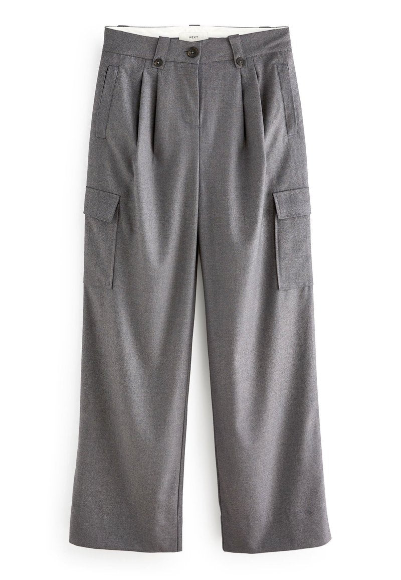Graue weite Hosen mit Falten an der Taille und zwei seitlichen Cargo-Taschen. Hergestellt aus einem glatten Stoff mit einer dezenten Textur.