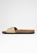Korksohlige Riemchensandalen mit einem goldfarbenen Texturriemen, offenen Zehen und einer schwarzen Gummi-Außensohle. Flach und leicht.
