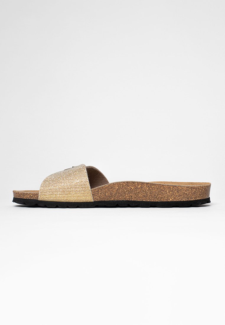 Korksohlige Riemchensandalen mit einem goldfarbenen Texturriemen, offenen Zehen und einer schwarzen Gummi-Außensohle. Flach und leicht.