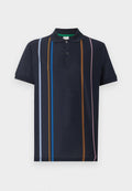 Marineblaues Polohemd mit kurzen Ärmeln, Kragen und vertikalen Streifen in Hellblau, Blau, Braun und Rosa auf der Vorderseite.