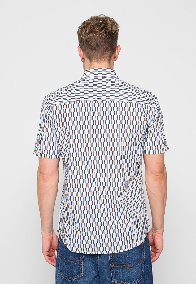 REGULAR FIT Media 3