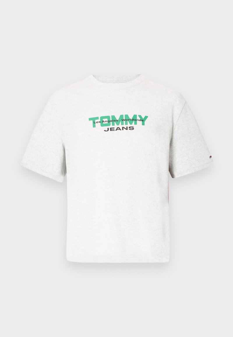 Graues Baumwoll-T-Shirt mit rundem Halsausschnitt, kurzen Ärmeln und einem grünen und schwarzen Grafiklogo mit der Aufschrift "TOMMY JEANS" auf der Vorderseite.