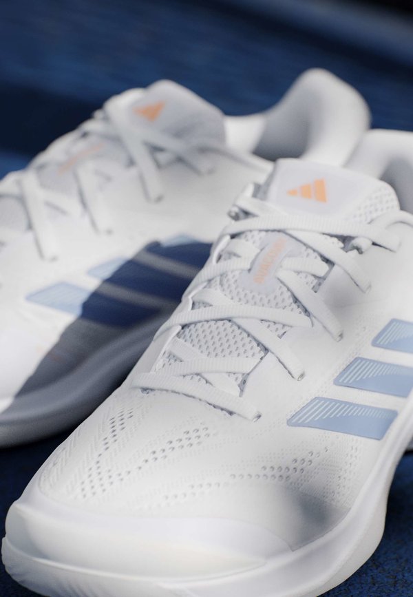 adidas Performance AVACOURT 3