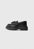 Schwarze Lederloafers mit einer robusten Gummisohle und gerippter Textur. Mit einer geflochtenen Akzentuierung auf der Vorderseite. Seitenansicht dargestellt.