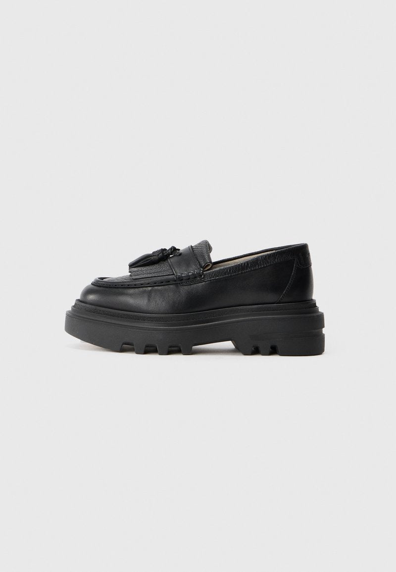 Schwarze Lederloafers mit einer robusten Gummisohle und gerippter Textur. Mit einer geflochtenen Akzentuierung auf der Vorderseite. Seitenansicht dargestellt.