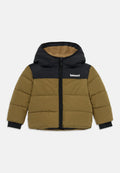 Gepolsterte Jacke in Olivgrün und Schwarz, mit Kapuze, vorne mit Reißverschluss und schwarzen Bündchen. Timberland-Logo auf der Brust.
